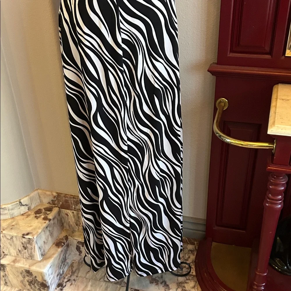 Elegant Black and White Zebra Print Maxi Dress - Picture 10 of 13